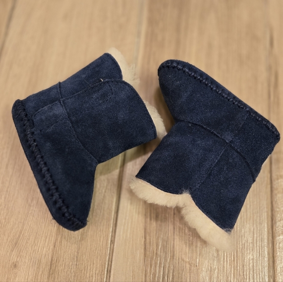 Baby UGG Booties, 2/3 - Picture 3 of 9